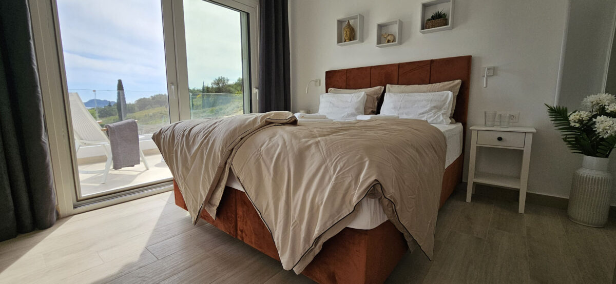 Arillas Peaceful Bungalows Corfu double bed with pillows